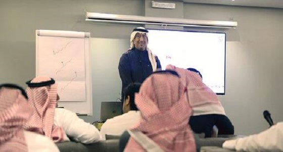 أكاديمي سعودي يصف العاملين في العلاقات العامة بأنهم مخبرين