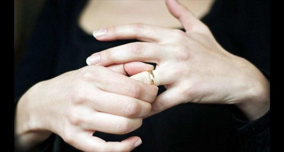 عروس تطلب الخلع بعد أن استولى زوجها على ميراثها