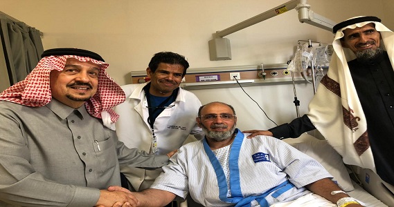 أمير الرياض يطمئن على صحة ” فهد بن عبدالواحد” بعد العارض الصحي