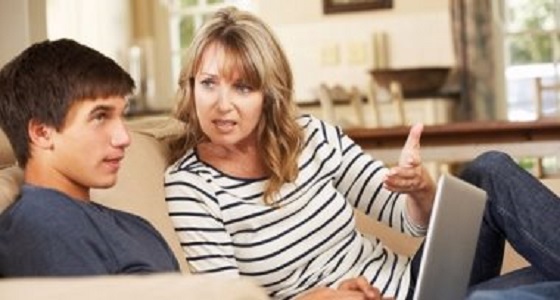منهم المواد الإباحية.. مواضيع يجب عليكِ التحدث فيها مع ابنك في مرحلة المراهقة
