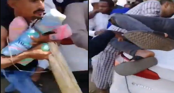 بالفيديو.. متجمهرون في حادث مروع يأخذون القات ويتركون المصاب