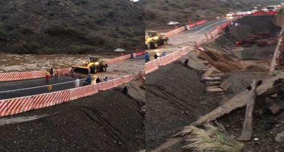 شاهد.. السيول تداهم طريق بحر أبو سكينة – الحريضة وتُعيق المرور