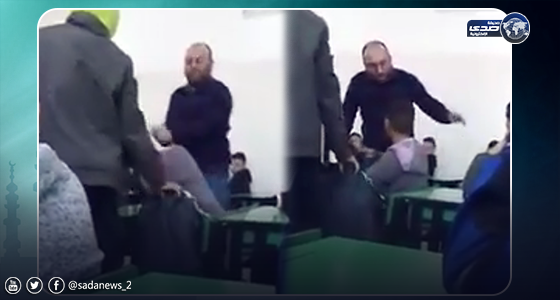 بالفيديو.. طالب يستغيث بالمُعلم الذي يعتدي عليه بشكل مبرح