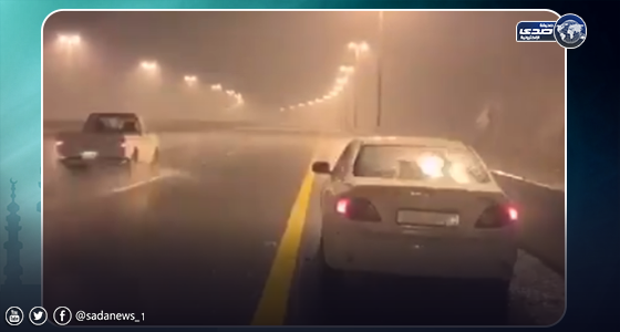 بالفيديو..الأمطار تغسل شوارع مكة المكرمة