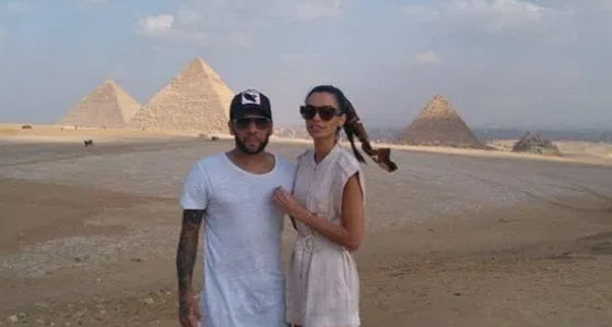 نجم المنتخب البرازيلي يصطحب زوجته للأهرامات وأبو الهول في مصر