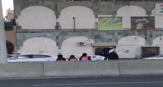 بالفيديو.. الدهس يلاحق طالبات مجمع مدارس في كعكية مكة 