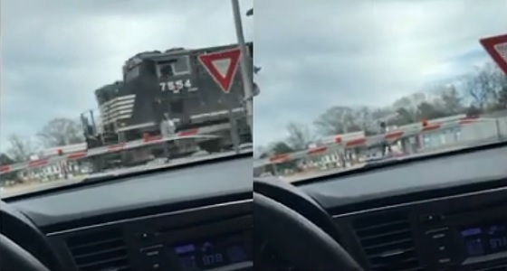 بالفيديو.. أمريكية تخاطر بحياتها أمام قطار سريع ولحظة تفصلها عن الموت