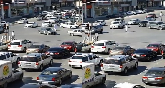 بالفيديو.. شباب ينقذون حركة المرور فى الرياض