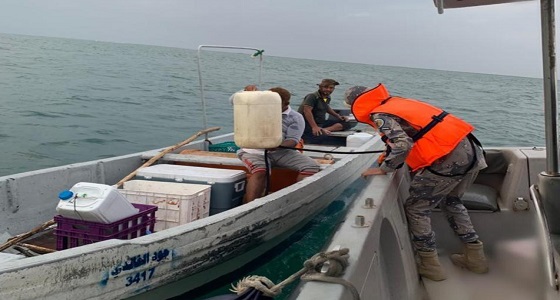حرس الحدود بمنطقة جازان ينقذ ثلاثة مواطنين تعطل قاربهم بعرض البحر