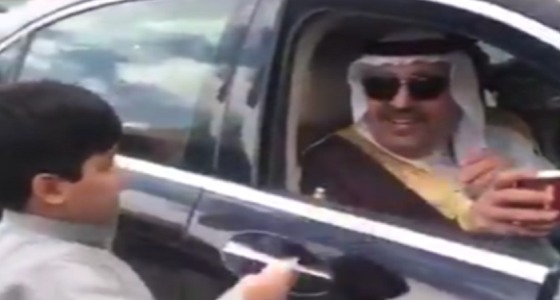 بالفيديو.. أمير الباحة يتوقف بجوار «كشك» بعقبة الباحة ويطلب «الشاي»
