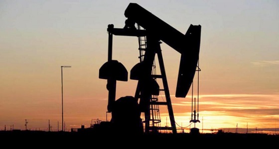 أسعار النفط تستقر بعد انخفاض والأنظار على مخزونات أمريكا
