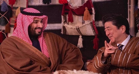 بالفيديو.. الحوار الذي دار بين الأمير محمد بن سلمان ورئيس الوزراء الياباني في خيمة «العلا»