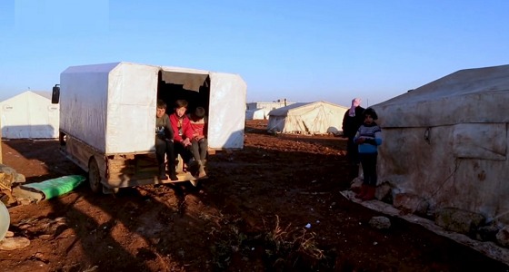 عائلة سورية نازحة: ليست لدينا خيمة ونأكل ونشرب ونستحم وننام بالسيارة