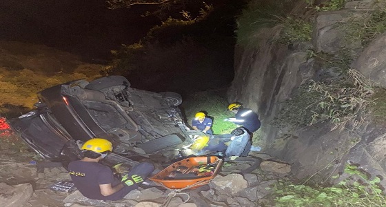 بالصور.. وفاة وإصابة 4 أشخاص في حادث سقوط مركبة من ارتفاع جبلي بفيفاء