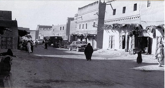 صورة نادرة تُبرز ملامح الشارع الرئيسي لحي المرقب قبل 70 عامًأ