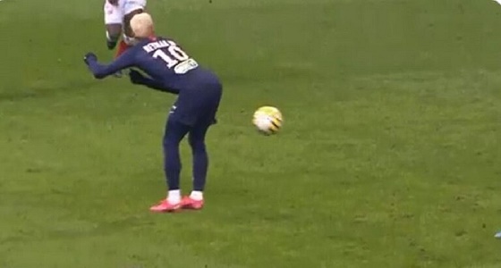 بالفيديو.. نيمار يمرر الكرة بـ«مؤخرته»
