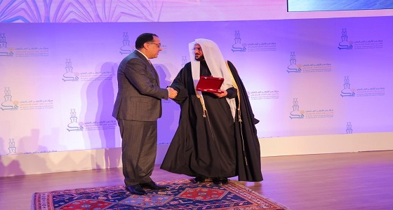 أمين عام الأخوة الإنسانية يهنئ وزير الشؤون الإسلامية السعودى بمنحة وسام العلوم من الطبقة الأولى