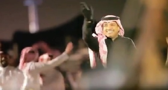 بالفيديو.. راشد الماجد يتفاعل مع الجمهور ويرقص في حفله بـ «سمرات الرياض»