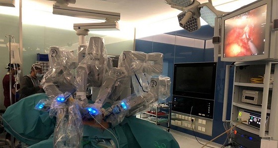 بالفيديو.. الروبوت يجري عملية جراحية لمريض في المدينة الطبية بالرياض
