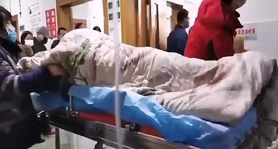 مقطع فيديو مخيف لأحد المصابين بفيروس كورونا الجديد