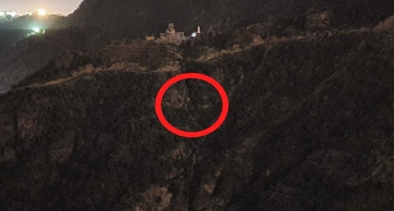 بالصور.. مركبة تسقط في منحدر جبلي بـ «فيفاء»