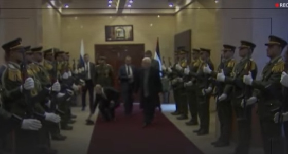 بالفيديو.. بوتين ينحني لإعادة قبعة لضابط فلسطيني