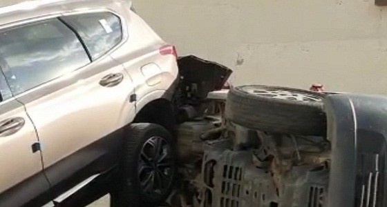إصابة شخصين في حادث انقلاب مركبة بجدة