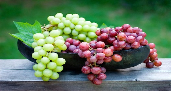 العنب الأحمر والأخضر.. أيهما الأفضل لصحتك؟