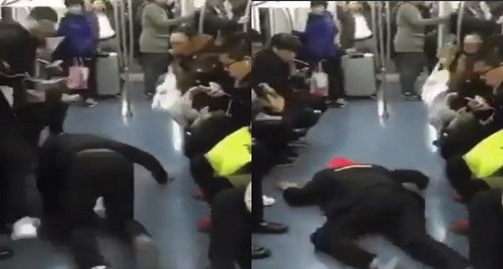 بالفيديو.. صيني يُرعب ركاب «مترو» باستغلال كورونا ليجد مقعدًا