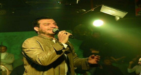 بالصور.. إيهاب توفيق يغني في ملهى ليلي بعد أيام من وفاة والده 