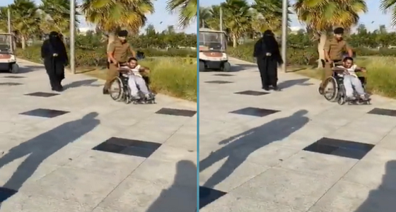 شاهد.. إنسانية رجل أمن مع معاق على عربة بجدة