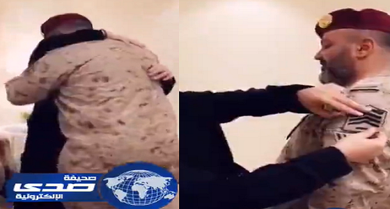 بالفيديو.. أم تقلد نجلها رتبته الجديدة في مشهد مؤثر أذاب القلوب 