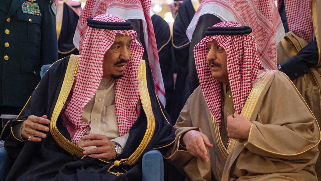 خادم الحرمين والأمير أحمد بن عبدالعزيز يحفظهما الله يؤديان صلاة الجنازة على الأمير بندر