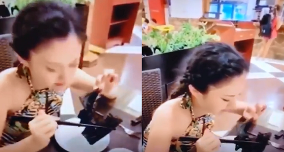 بالفيديو.. الخفاش الحامل لـ«كورونا» وجبة شهية لفتاة في الصين