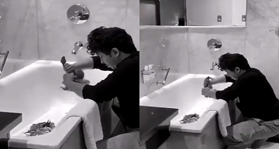 بالفيديو.. سخرية واسعة من مشهور «سناب شات» بعد نتفه ريش الحمام في بانيو فندق 