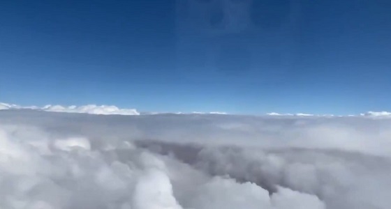 بالفيديو.. منظر مهيب للسحب من طائرة فوق عرعر