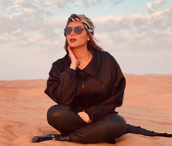 الإعلامية سارة بنت عبدالعزيز تقع في غرام الصحراء