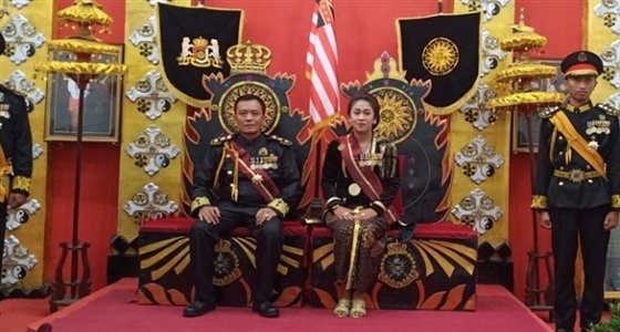القبض على «ملك العالم» وقرينته في أندونيسيا