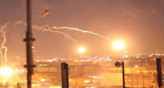 بالفيديو.. طائرات «أباتشي» أمريكية تطلق تحذيرات لكل من يحاول الاقتراب من سفارتها ببغداد