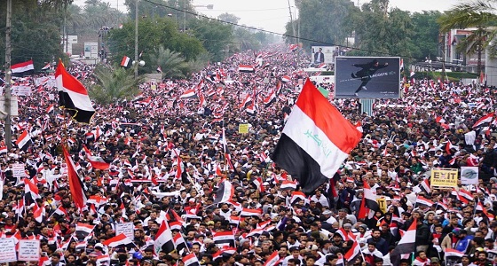 بالصور.. عراقيون يرتدون «أكفانهم» في مظاهرات حاشدة للمطالبة بخروج القوات الأمريكية