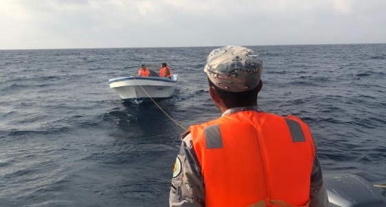 بالصور.. إنقاذ مواطن ومرافقه تعطل قاربهما في البحر بـ «ينبع»