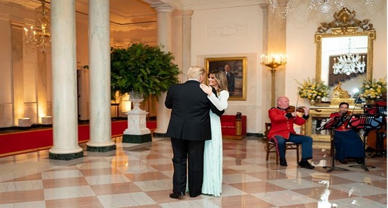 ترامب وميلانيا يرقصان احتفالا بعيد زواجهما الـ15