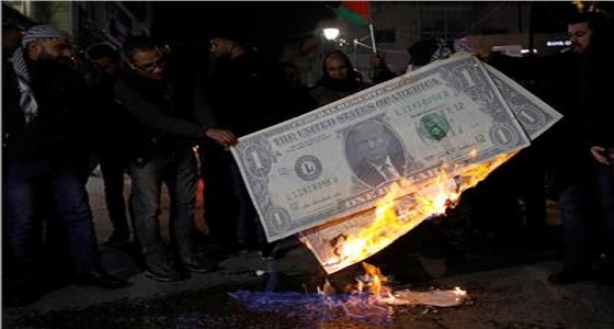 تعليقا على «صفقة القرن».. فلسطينيون يحرقون صورة ترامب