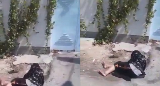 بالفيديو.. رجل عاق يضرب والدته ويطردها لإرضاء زوجته