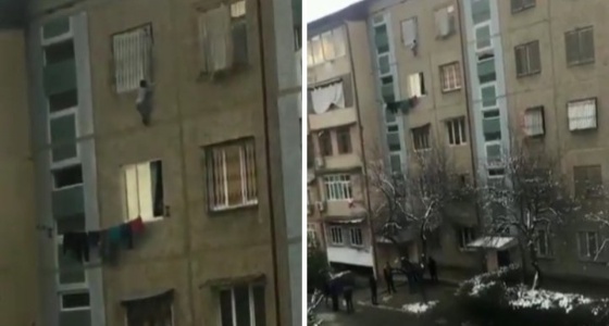 بالفيديو.. لحظة إنقاذ طفل تعلق بنافذة شقته أثناء غياب والديه