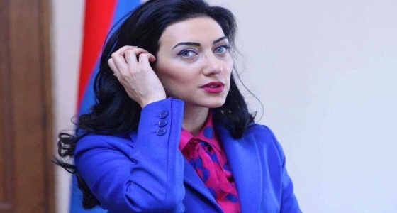 بالصور.. وزيرة العدل الأرمينية تحارب الجريمة بـ «جمالها»