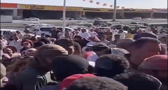 بالفيديو.. تدافع ومشادات كلامية في افتتاح محل بنجران اليوم