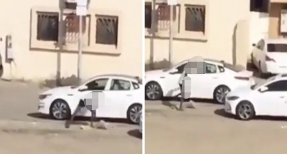 بالفيديو.. مواطن يلقي «حجارة» على المركبات في جدة