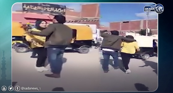 بالفيديو.. شاب يحتضن فتاة أمام مدرستها ويتوعد المتفرجين بالقتل