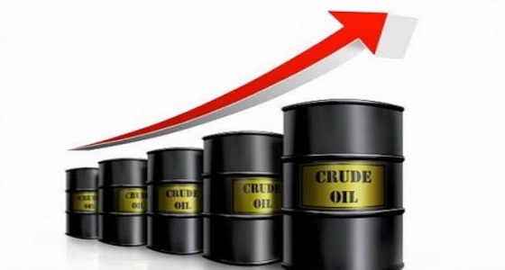 النفط يرتفع والأسواق تراقب والمخزونات الأمريكية تهبط